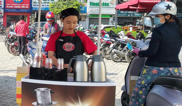 Khi cà phê Việt “Đại chiến vỉa hè”