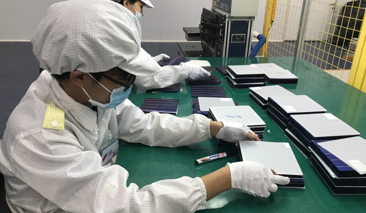 Kiểm soát chất lượng bên trong nhà máy sản xuất tấm pin mặt trời của SolarBK