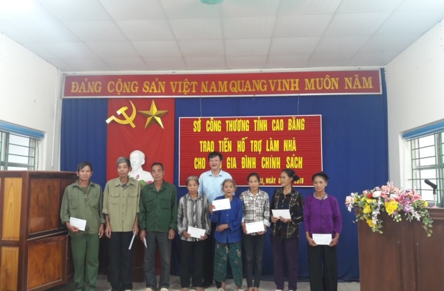 Sở Công Thương Cao Bằng hỗ trợ các hộ nghèo xây dựng nông thôn mới