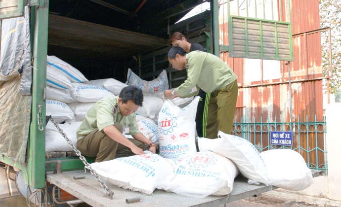 Liên tiếp tạm giữ lượng lớn đường cát không rõ nguồn gốc