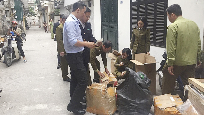 Đột kích cơ sở kinh doanh “hô biến” nhãn mác Trung Quốc thành hàng hiệu