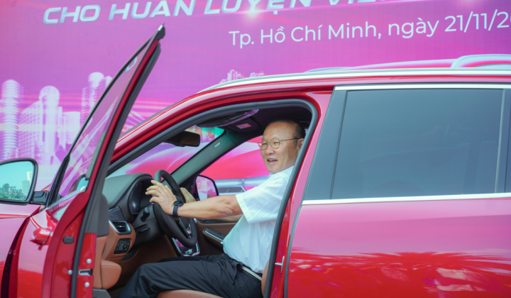 HLV Park Hang Seo được tặng xe VinFast SA2.0 bản cao cấp nhất