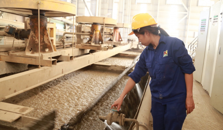 Nghiên cứu áp dụng sàng tách nước cao tần để tách nước bùn quặng đuôi thải tuyển nổi