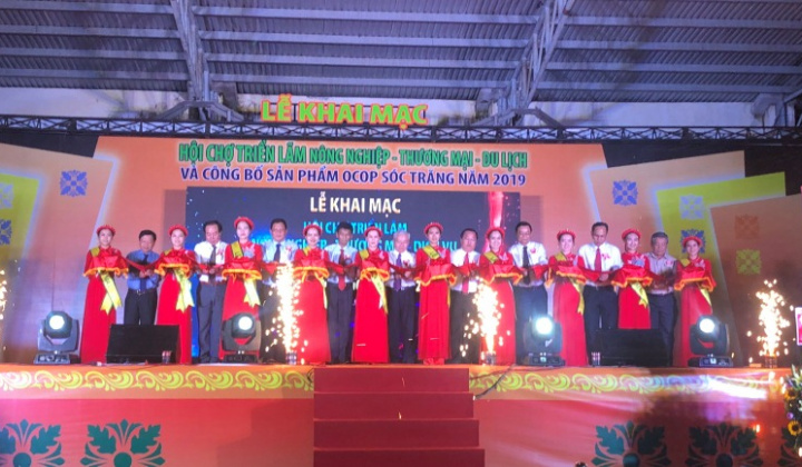 Hàng ngàn người đổ vể Sóc Trăng xem đua ghe và dự Hội chợ Triển lãm