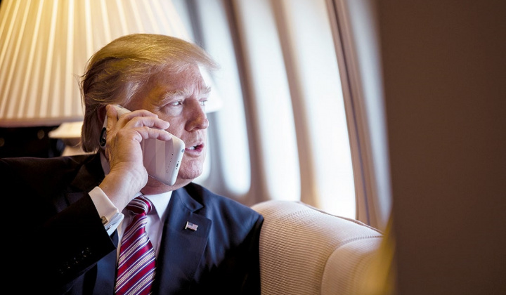 [Tin ảnh] Ông Trump vẫn mạo hiểm sử dụng điện thoại cá nhân