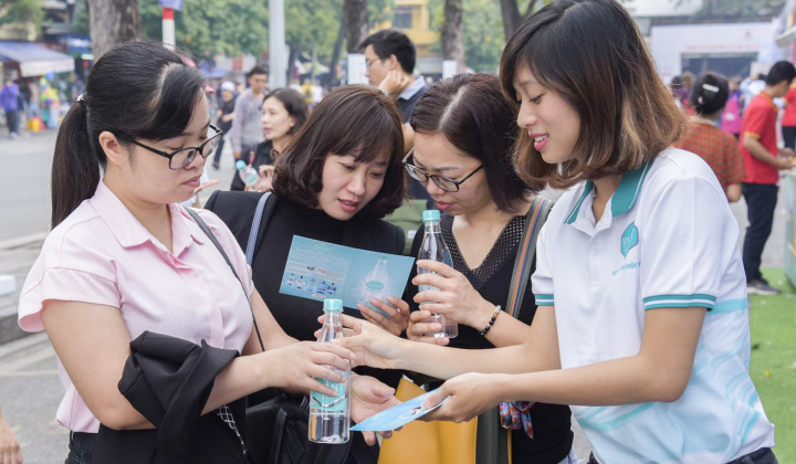 Hàng chục nghìn chai nước Vivant được giới thiệu đến người dân Thủ đô