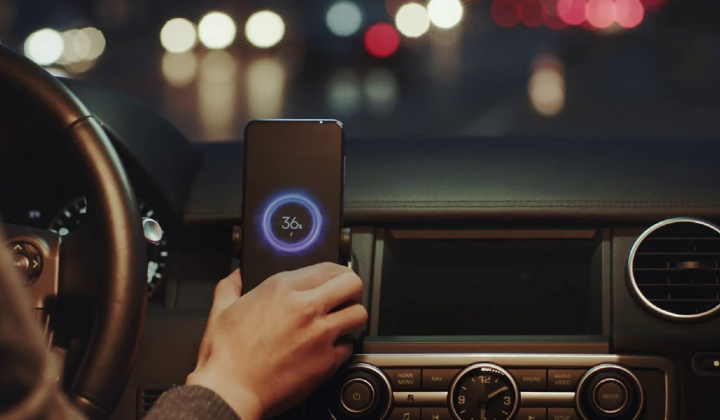 Sạc điện thoại, laptop trên ô tô - thói quen tai hại có thể gây cháy nổ