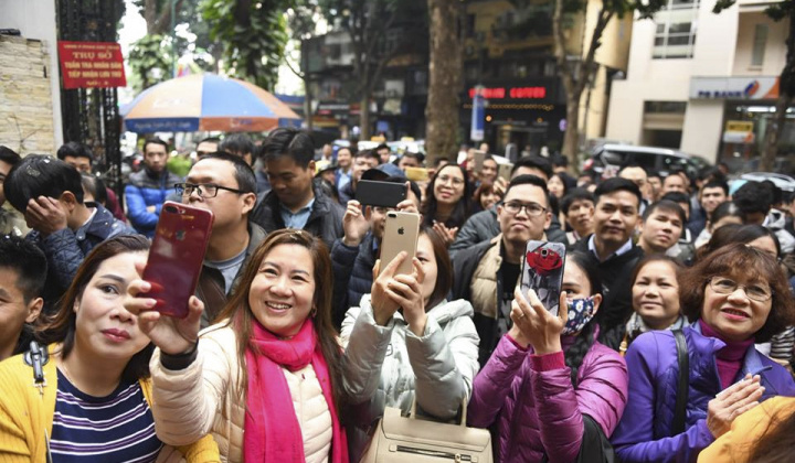 Dòng người háo hức mua đồng xu kỷ niệm Hội nghị thượng đỉnh Mỹ - Triều