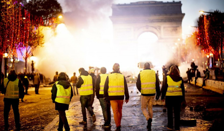 Quốc tế nổi bật: Lửa vẫn cháy trên thành Paris