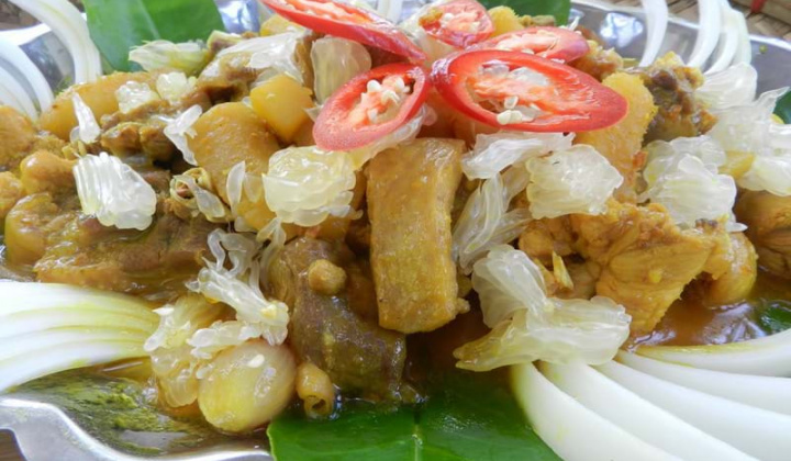 Hào hứng gà tây “nhậu” rượu ta