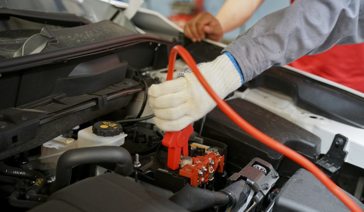 Mẹo nhỏ khởi động xe ô tô khi bị hết ắc quy