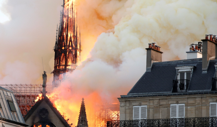 Tin ảnh: Biểu tượng lịch sử Paris chìm trong biển lửa