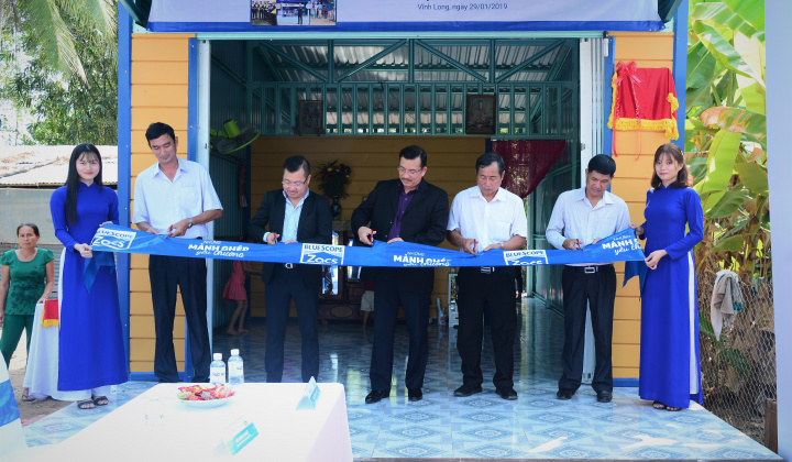 Tôn Zacs và đại lý ủy quyền tặng 50 mái ấm cho người lao động nghèo