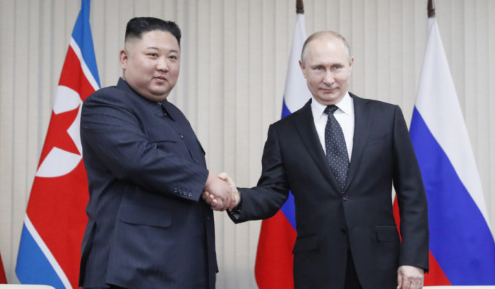 Tổng thống Nga Putin chính thức bắt tay Chủ tịch Kim