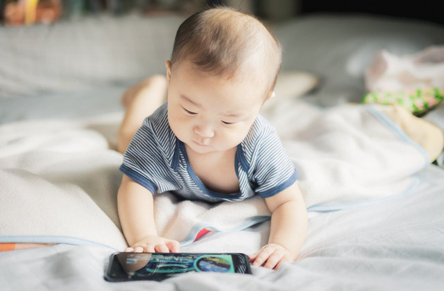 WHO kêu gọi hạn chế trẻ dưới 5 tuổi xem nhiều màn hình điện tử