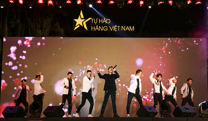 Noo Phước Thịnh "đội mưa" cùng khán giả, dành tặng ca khúc "Tôi là một ngôi sao" tới Chương trình Nhận diện hàng Việt Nam - Tự hào hàng Việt Nam 2019