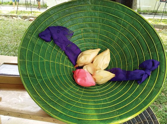 Độc đáo nón lá sen xứ Huế