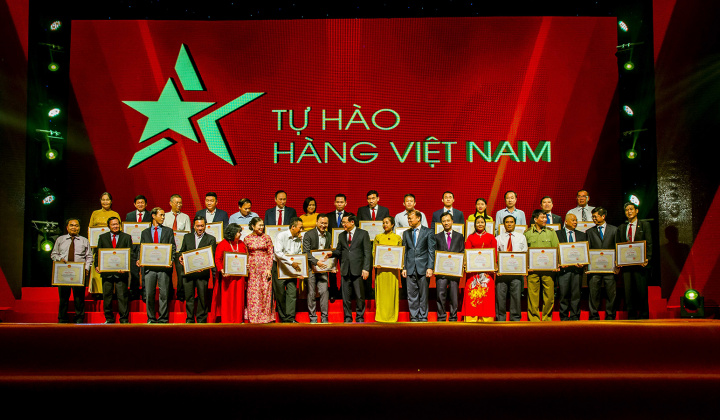 Trao bằng khen cho các cá nhân, tập thể có thành tích xuất sắc trong Cuộc vận động "Người Việt Nam ưu tiên dùng hàng Việt Nam"