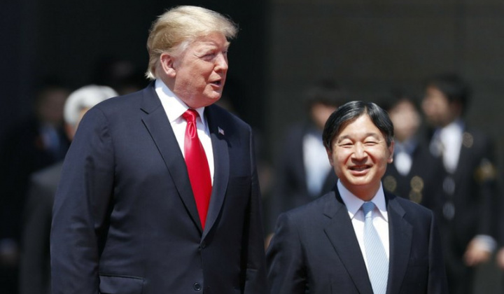 Tin ảnh: Lần đầu ông Trump làm việc đó