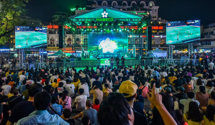 Phố đi bộ Hà Nội sôi động dịp cuối tuần với trải nghiệm thế giới bia