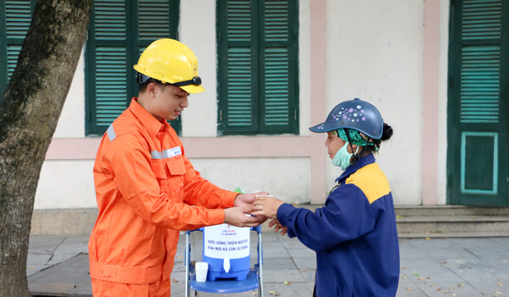 Bình nước miễn phí - mát lòng ngày hè