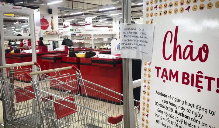 Nhìn thấy gì từ chuyện chú chim đỏ Auchan và miếng bánh bán lẻ Việt Nam?