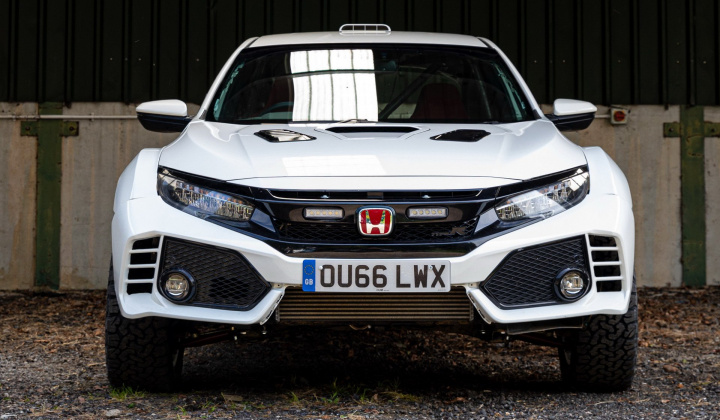 Cặp đôi Honda Civic "độ" độc bản theo 2 cách hoàn toàn khác nhau