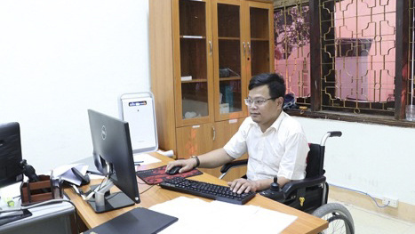 Tấm gương ngành điện vượt lên số phận: Người công nhân khuyết tật Vũ Thanh Hồng