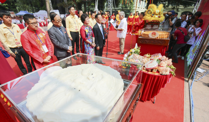 Ngắm cặp bánh Trung thu "siêu to" kỷ lục Việt Nam trên phố đi bộ Hồ Gươm