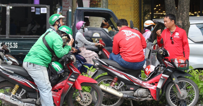 So kè dịch vụ giao đồ ăn của Now, GoFood và GrabFood