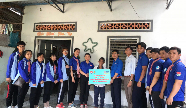 Tôn Phương Nam phủ kín những mái nhà nghèo