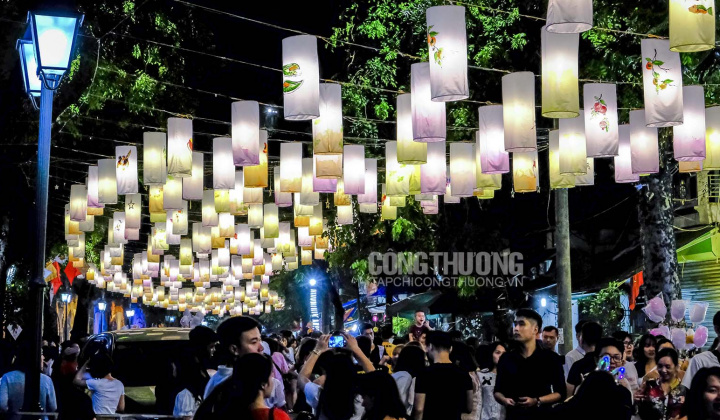 “Phố đèn lồng” Phùng Hưng rực rỡ trước đêm trăng rằm, giới trẻ nô nức check-in