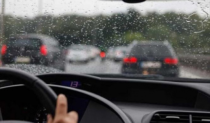 Những điều cần nhớ khi lái xe ô tô mùa mưa bão