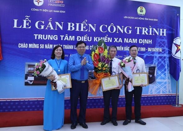 Nam Định: Gắn biển công trình Trung tâm Điều khiển xa chào mừng 50 năm thành lập EVNNPC