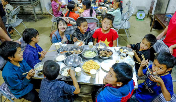 “Bữa cơm nhiều màu” và những đứa trẻ ở Bản Khoang