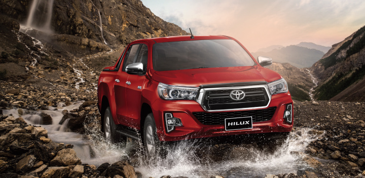 Toyota Hilux bất ngờ giảm giá niêm yết, có thêm phiên bản cạnh tranh Ford Ranger XLS