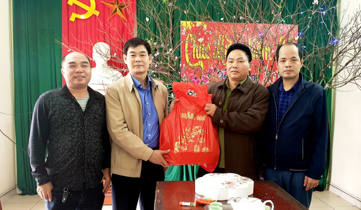 Than Quang Hanh mang xuân sớm đến với CBCN làm nhiệm vụ trực Tết