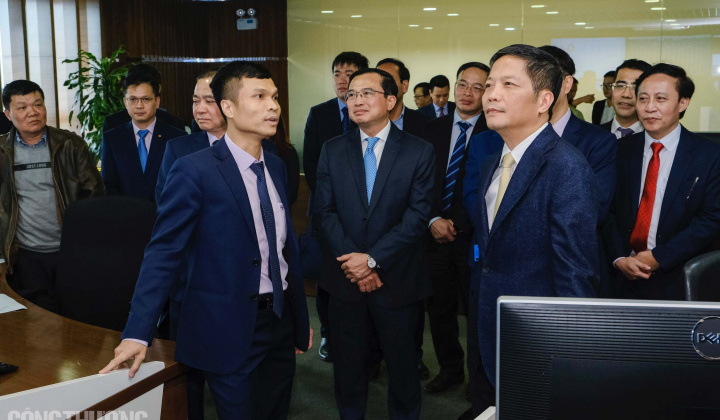 Bộ trưởng Trần Tuấn Anh chia sẻ với người lao động ngành điện trong dịp Tết Nguyên đán