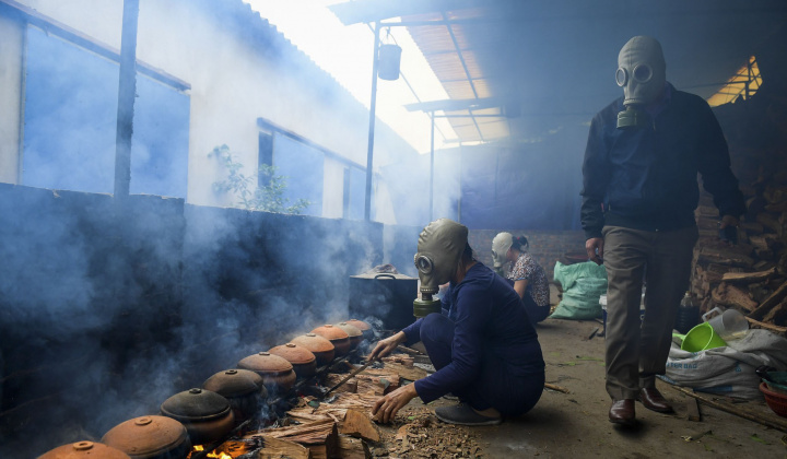 Cận Tết, người dân làng Vũ Đại đeo mặt nạ, gấp rút nấu cá kho "bạc triệu" phục vụ khách hàng