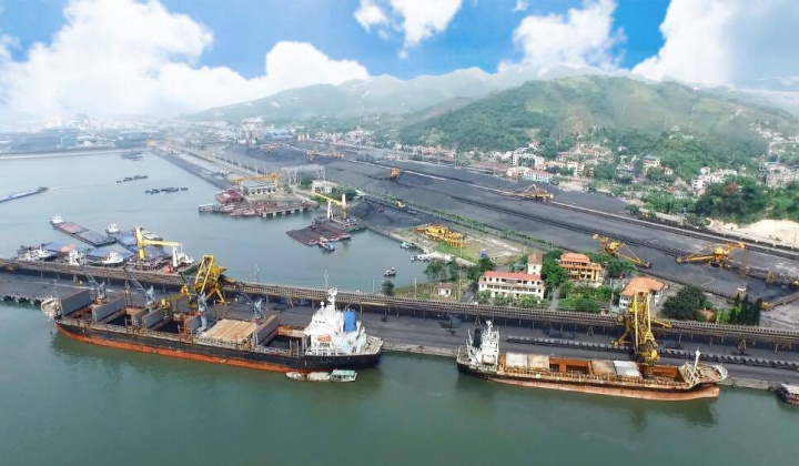 Hơn 25.000 tấn than đã được bốc rót trong ngày đầu năm