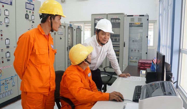 EVNSPC kiểm tra hoạt động cấp điện và tặng quà đồng bào dân tộc thiểu số tỉnh Ninh Thuận