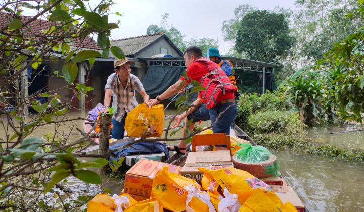 Mưa bão miền Trung: Central Retail vượt lũ trao 500 suất nhu yếu phẩm hỗ trợ Thừa Thiên Huế