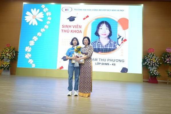 80% sinh viên đại học khóa I của HTU đang làm việc tại vị trí quản lý, kỹ thuật chủ chốt trong các doanh nghiệp dệt may dù mới tốt nghiệp 2 tháng