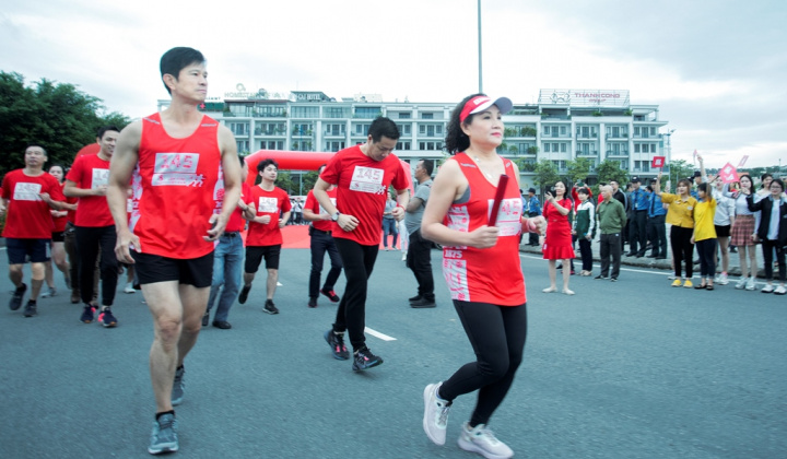 Cuộc chạy tiếp sức xuyên Việt “Lên cùng Việt Nam” chính thức xuất phát tại Hạ Long