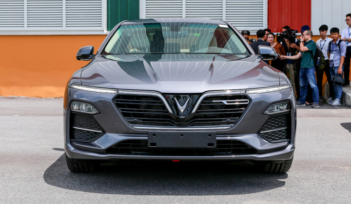 VinFast Lux A2.0 tiếp tục lấn lướt 'lão làng' Toyota Camry