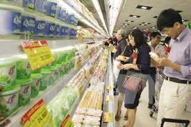 Trách nhiệm của thương nhân trong việc cung cấp thông tin về hàng hóa, dịch vụ cho người tiêu dùng ở Việt Nam: Từ quy định của pháp luật đến thực tiễn thi hành