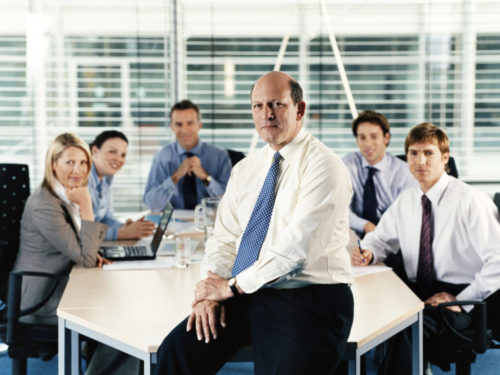 Ảnh hưởng từ việc nắm giữ văn bằng luật của giám đốc điều hành tới hiệu quả hoạt động các công ty gia đình niêm yết trên thị trường chứng khoán Việt Nam hiện nay