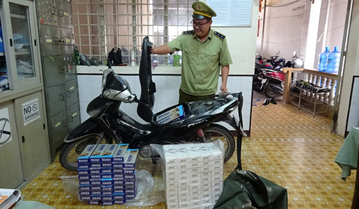 Long An: Bắt giữ xe mô tô vận chuyển 1.000 bao thuốc lá điếu nhập lậu