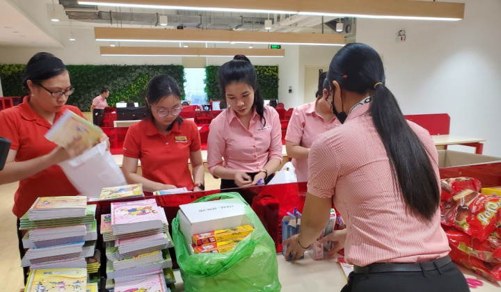 Điện Quang chung tay mang ánh sáng đến với học sinh vùng lũ
