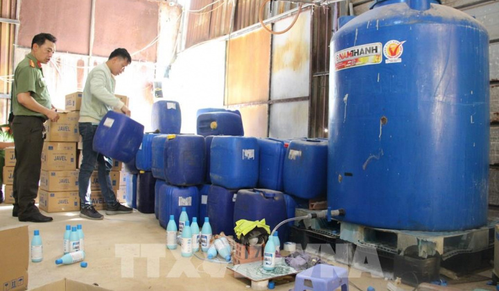 Phát hiện vụ làm giả nước tẩy rửa quy mô lớn ở Bình Dương